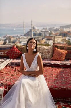 Aiyla Gown -ALAMOUR ONLINE STORE 12 29ac5315 a5be 4577 b041 e38d0af64637