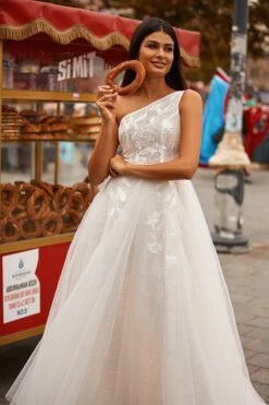 Berna Gown -ALAMOUR ONLINE STORE 38 304edb8e 23c6 45f9 93a4 861fd40995d4