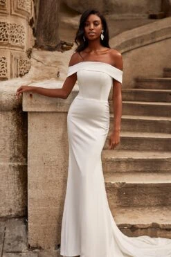 Crystal Gown -ALAMOUR ONLINE STORE 6 94f2f44d 676a 4673 a5a9 17de1ad937c0